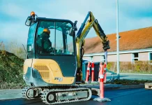 020-na-co-zwrocic-uwage-przy-zakupie-minikoparki-do-prac-ziemnyc.webp